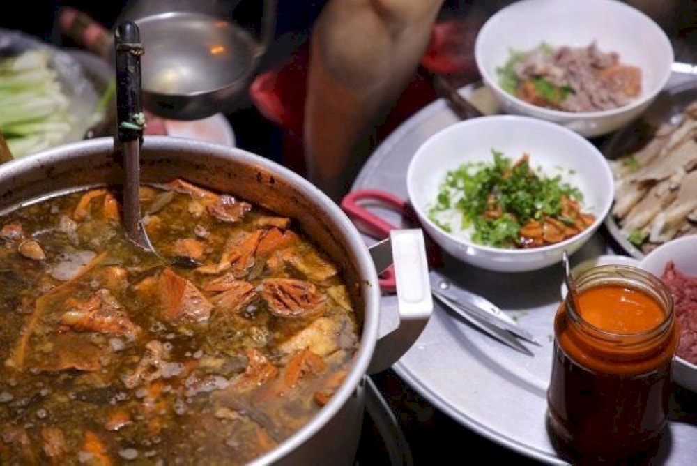 Pho Ganh is sold at a “mobile” shop, with simple eateries